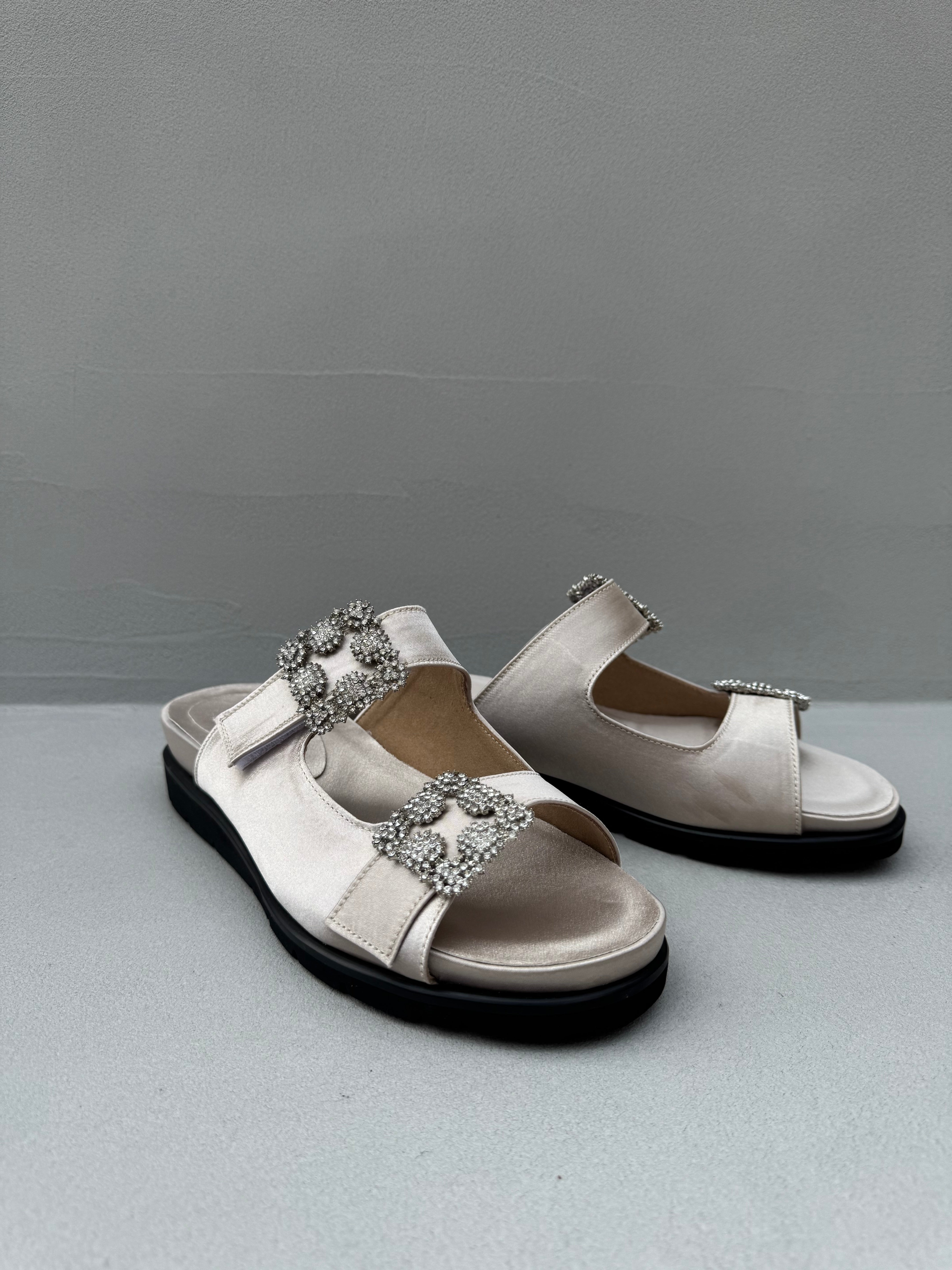 独創的 予約販売商品 ダブルビジューフラットサンダル(284N) – JIHYANG 靴